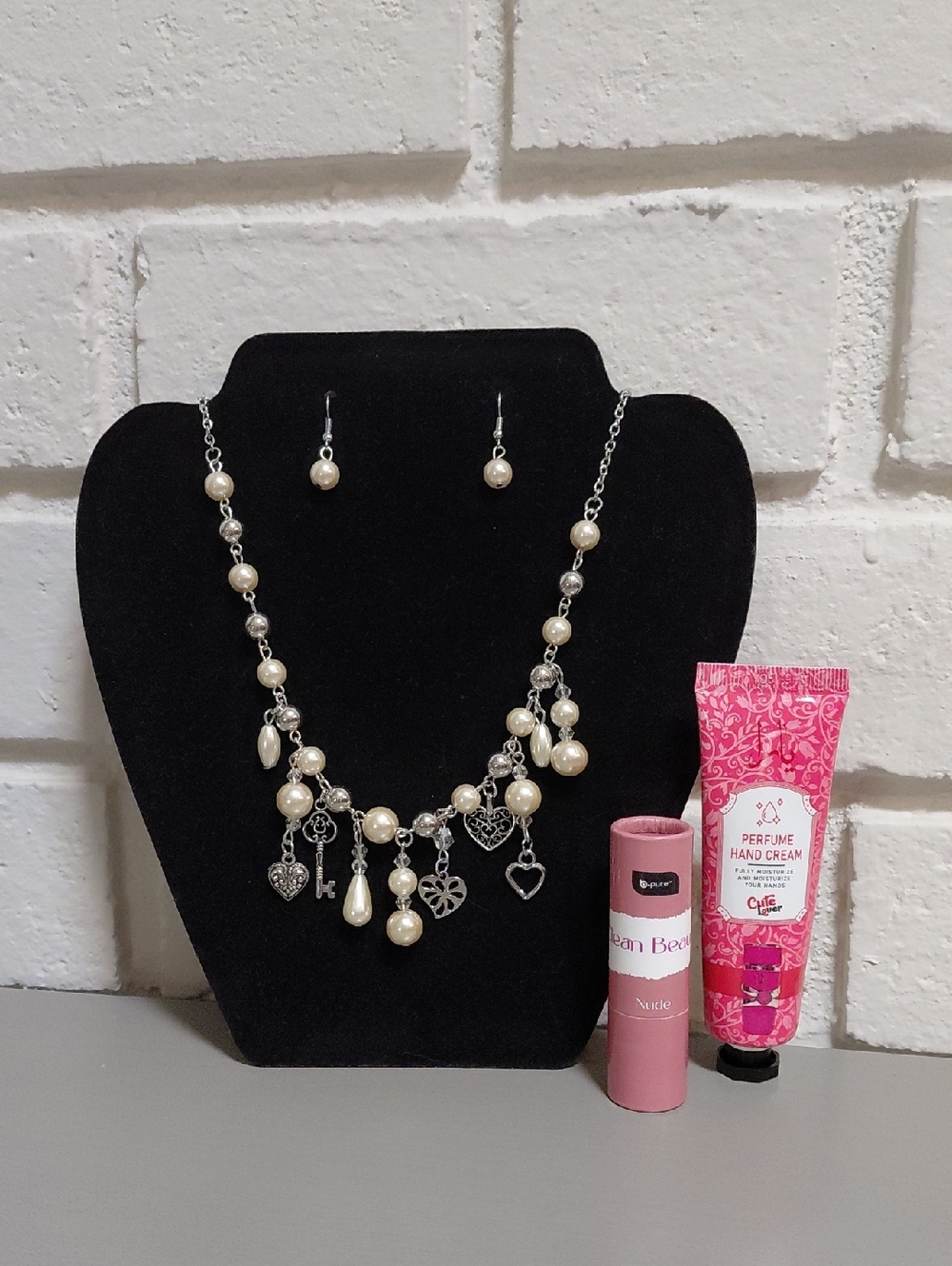 BUYERS GIVAWAY! 🎁 Pearl Charm Necklace/Earrings Set Beauty Bundle!😍
